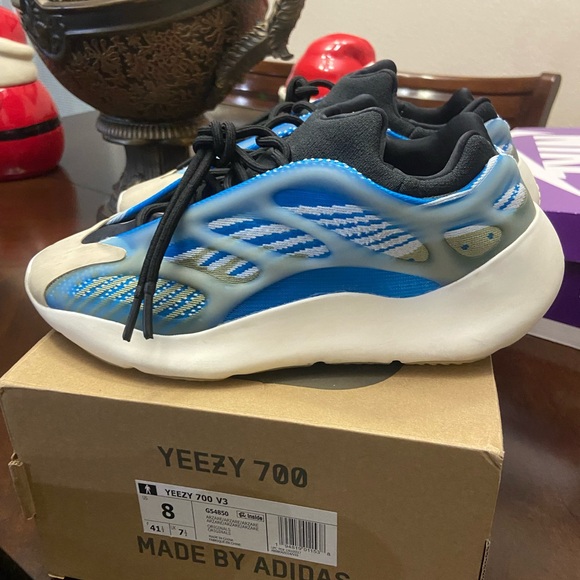 Yeezy 700 v3 - Picture 3 of 5